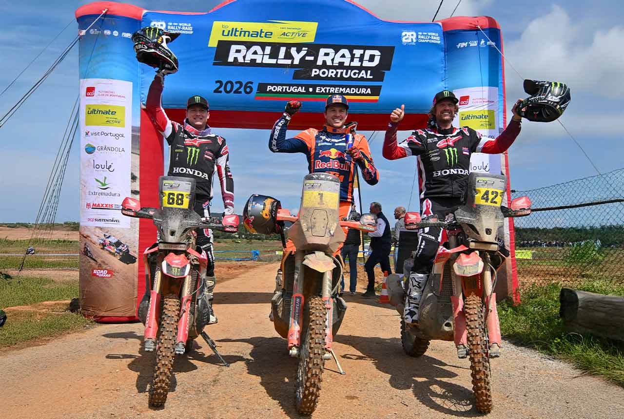 O p&oacute;dio de motos do bp Ultimate Rally-Raid Portugal