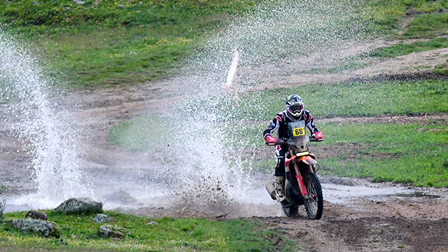 Tosha Schareina foi o vencedor do s&aacute;bado do bp Ultimate Rally-Raid Portugal em motos