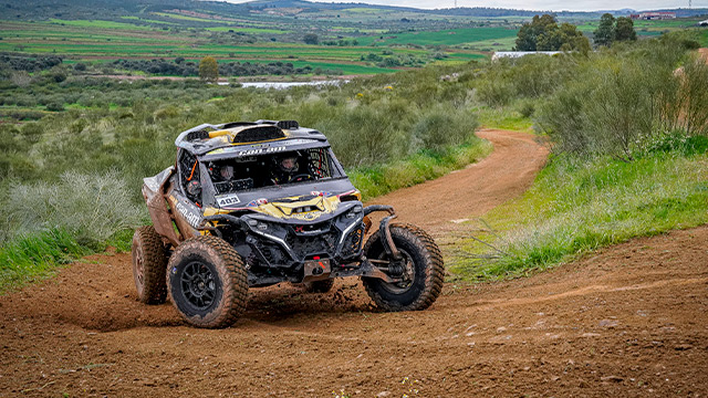 Lu&iacute;s Cidade e Valter Cardoso venceram mais uma etapa em Can-AM no bp Ultimate Rally-Raid Portugal
