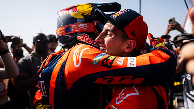 Daniel Sanders celebra a vit&oacute;ria no Pr&oacute;logo no bp Ultimate Rally-Raid Portugal